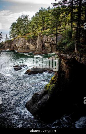 Maka Reservation, Washington, USA. September 2024. Nachmittags wurden Wolken geklärt, um die Schönheit der Ausblicke am Ende des Cape Flattery Trails zu enthüllen. Cape Flattery ist der nordwestlichste Punkt der angrenzenden Vereinigten Staaten. Sie liegt im Clallam County, Washington auf der Olympic Peninsula, wo die Straße von Juan de Fuca in den Pazifik mündet. Es ist auch Teil der Makah Reservation und ist die nördliche Grenze des Olympic Coast National Marine Sanctuary. (Kreditbild: © Bruce Chambers/ZUMA Press Wire) NUR REDAKTIONELLE VERWENDUNG! Nicht für kommerzielle ZWECKE! Stockfoto