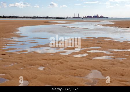 Crocodile Creek (Lombuy) und die ehemalige Raffinerie Gove Stockfoto