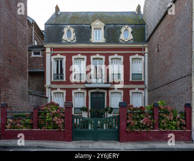 MERS-Les-Bains, Frankreich - 09 17 2024: Blick auf eine typische farbenfrohe Villa mit vertikaler Küstenarchitektur Stockfoto