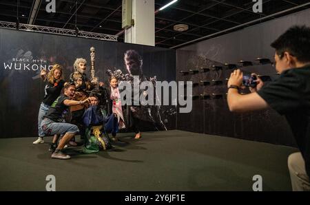 Peking/Hangzhou. September 2024. Im Fotobereich des chinesischen Hit-Videospiels „Black Myth: Wukong“ posiert man auf der Gamescom 2024 in Köln, 22. August 2024. Quelle: Zhang Fan/Xinhua/Alamy Live News Stockfoto