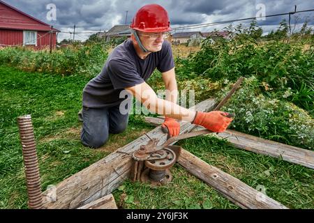 Handbetätigte Seilwinde mit Seilzug kann ein- und ausgezogen werden und um die Trommel gewickelt werden. Stockfoto