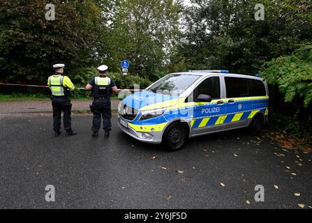 Solingen, Deutschland. September 2024. Polizisten stehen an einem Absperrband im Stadtzentrum. Im Zusammenhang mit dem mutmaßlichen islamistischen Terroranschlag in Solingen durchsucht die Polizei erneut ein Gebiet in der Stadt. Quelle: Roberto Pfeil/dpa/Alamy Live News Stockfoto