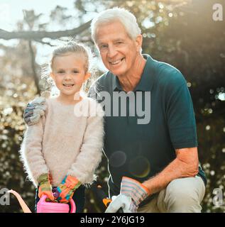 Garten, Großvater und Mädchen im Porträt mit Gießkanne, Pflanzen und Landwirtschaft auf dem Land. Hinterhof, Großvater und Kind mit Ausrüstung Stockfoto