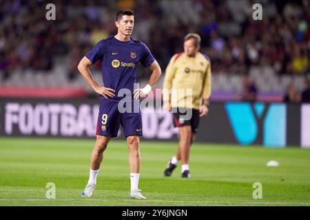 BARCELONA, SPANIEN – 25. SEPTEMBER: Robert Lewandowski vom FC Barcelona wärmt sich vor dem LaLiga-Spiel zwischen dem FC Barcelona und Getafe CF am 25. September 2024 im Camp Nou in Barcelona auf. (Foto von QSP) Stockfoto