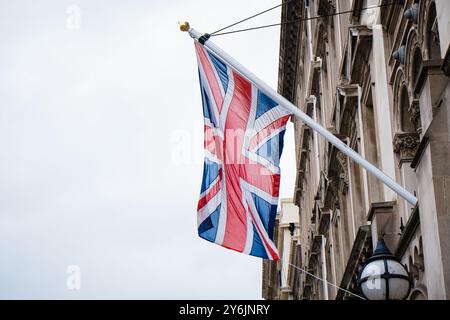 Die britische Flagge winkt. Flagge des Vereinigten Königreichs. Stockfoto