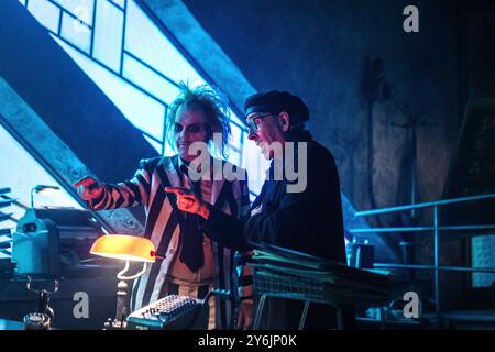 TIM BURTON und MICHAEL KEATON in BEETLEJUICE BEETLEJUICE (2024) unter der Regie von TIM BURTON. Beschreibung: Warner Bros. / Plan B Entertainment / Tim Burton Productions / Album Stockfoto