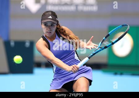 Peking, China. September 2024. Camila Osorio aus Kolumbien kehrt den Ball während des Einzel-Spiels der Frauen gegen Ajla Tomljanovic aus Australien beim Tennis-Turnier der China Open 2024 in Peking, China, am 26. September 2024 zurück. Quelle: Zhang Chen/Xinhua/Alamy Live News Stockfoto