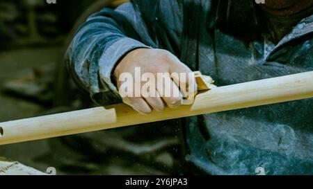 Zimmermann mit Nagelpistole oder brad Nagelwerkzeug auf Holzkiste in einer Werkstatt, Möbel Restauration Holzbearbeitungskonzept. Selektiver Fokus. Hochwertige Fotos Stockfoto