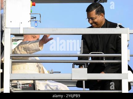 Rom, Italien. September 2024. Papst Franziskus reist am 26. September 2024 am Flughafen Fiumicino in Rom auf eine Apostolische Reise nach Luxemburg und Belgien. Foto: (EV) Vatikanische Medien/ABACAPRESS. COM Credit: Abaca Press/Alamy Live News Stockfoto