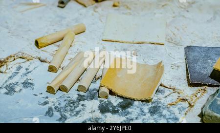 Carving Element. Möbel im klassischen Stil. weiße Farbe Holz mit Gold Trim. Patina. Carving. kleine Tiefenschärfe. luxus Möbel. Verwendung als backgrou Stockfoto