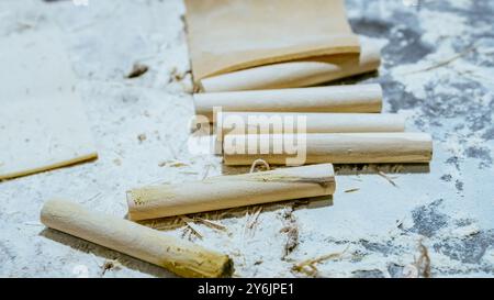 Carving Element. Möbel im klassischen Stil. weiße Farbe Holz mit Gold Trim. Patina. Carving. kleine Tiefenschärfe. luxus Möbel. Verwendung als backgrou Stockfoto