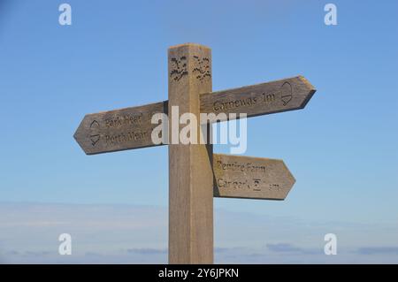 Hölzerne Wegweiser für Carnewas, Pentire Farm, Park Head & Porth Mear am Southwest Coastal Path, North Cornwall, England, Großbritannien. Stockfoto