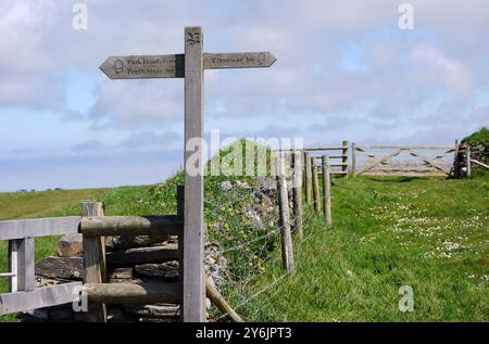 Hölzerne Wegweiser für Carnewas, Park Head & Porth Mear am Southwest Coastal Path, North Cornwall, England, Großbritannien. Stockfoto