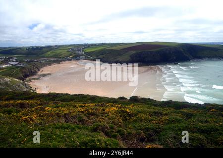 The Beach at Mawgan Porth Bay vom Clifftop Path am Trenance Point auf dem Southwest Coastal Path, North Cornwall, England, Großbritannien. Stockfoto