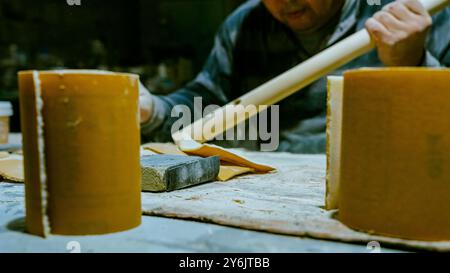 Zimmermann mit Nagelpistole oder brad Nagelwerkzeug auf Holzkiste in einer Werkstatt, Möbel Restauration Holzbearbeitungskonzept. Selektiver Fokus. Hochwertige Fotos Stockfoto