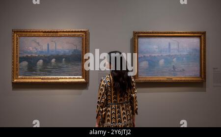 Die Courtauld Gallery, London, Großbritannien. September 2024. Eine Ausstellung impressionistischer Gemälde von Claude Monet (1840–1926) mit Blick auf die Themse wird erstmals in Großbritannien in der Courtauld Gallery in London gezeigt (27. September 2024 – 19. Januar 2025). Zu den Werken gehören: Claude Monet, Waterloo Bridge, Concast, 1903. ordrupgaard, Dänemark; (rechts) Waterloo Bridge, Morning Fog, 1901. Philadelphia Museum of Art Quelle: Malcolm Park/Alamy Live News Stockfoto