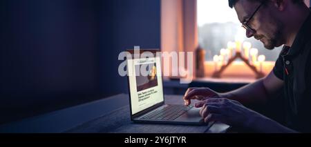 Ein junger Mann arbeitet an einem Laptop. Mann mit Laptop. Stockfoto