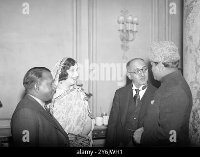 Lord Sinha ( mit Brille ) beim Empfang von Herrn Sanghi im Waldorf Hotel - London - England Aroon Kumar Sinha ? Shri Shambhu Dayal Sanghi? - ©TopFoto Stockfoto