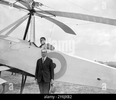 Demonstration des Cierva Autogiro Flugzeugs auf dem Hamble Airfield in Hampshire, England Captain Courtney ( im Flugzeug ) und Senor Juan de la Cierva , der Erfinder . 1925 Stockfoto