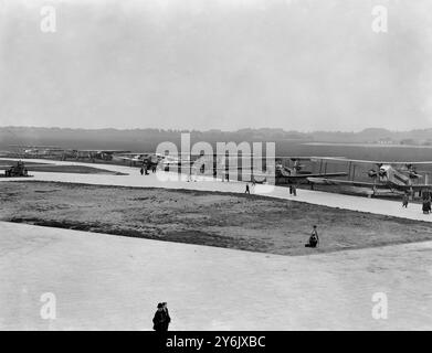 Flughafen Croydon , South London , England . Maschinen vom Kontrollturm aus gesehen. 1920er Jahre Stockfoto