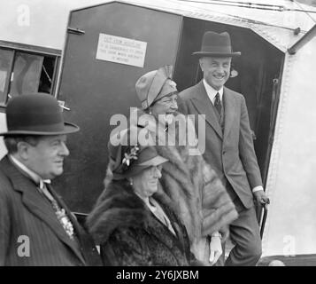 Sir Samuel und Lady Maud Hoare bei der Eröffnung des New Croydon Airport , Waddon , London , England . 2. Mai 1928 Stockfoto