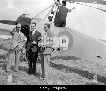 Demonstration des Cierva Autogiro Flugzeugs in Hamble, Hampshire, England Von links nach rechts: Herr A.V. Roe, Senor Juan de la Cierva und Captain Courtney. 1925 Stockfoto