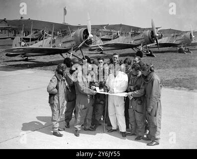 Biggin Hill Aerodrome , Kent , England London Air Defence Manöver . Die Piloten der No . 32 Squadron , Biggin Hill , werden auf der Landebahn mit ihrem Jagdflugzeug Gloster Gauntlets unterrichtet . 1937 Stockfoto