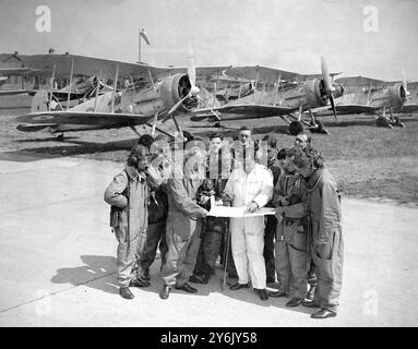 Biggin Hill Aerodrome , Kent , England London Air Defence Manöver . Die Piloten der No . 32 Squadron , Biggin Hill , werden auf der Landebahn mit ihrem Jagdflugzeug Gloster Gauntlets unterrichtet . 1937 Stockfoto