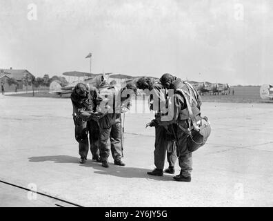 Biggin Hill Aerodrome , Kent , England London Air Defence Manöver . Die Piloten der No . 32 Squadron , Biggin Hill , passen ihre Fallschirmgeschirr an , bevor sie sich auf die Übungen begeben . 1937 Stockfoto