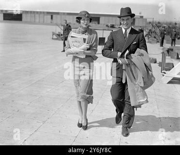 Am Flughafen Croydon , South London , England Lord und Lady Warwick auf ihrem Abflug mit dem Flugzeug für ihre Flitterwochen . 12. Juli 1933 Stockfoto