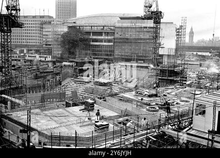 Die Arbeiten am neuen National Theatre am Südufer der Themse in London sind im Gange . Im Hintergrund steht die Royal Festival Hall , die einer umfassenden Umgestaltung unterzogen wird . Juni 1964 Stockfoto