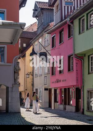 Bunte Häuser in einer Gasse in Lindau am Bodensee, Schwaben, Bayern, Deutschland, Europa Stockfoto