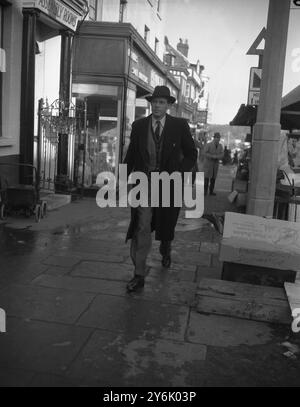 Michael Pitt-Rivers, 35, ein Cousin von Lord Montagu von Beaulieu, wurde in Lymington gesehen, als er vor dem Richtergericht im Rathaus erschien. Lord Montagu und ein anderer Mann erschienen ebenfalls. Alle drei wurden am 30. Januar 1954 zur Verhandlung verurteilt Stockfoto