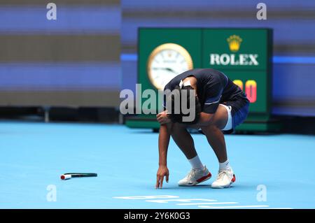 Peking, China. September 2024. Zhou Yi aus China reagiert auf das erste Rundenspiel der Männer gegen Pavel Kotov aus Russland beim Tennis-Turnier der China Open 2024 in Peking, China, 26. September 2024. Quelle: Zhang Chen/Xinhua/Alamy Live News Stockfoto