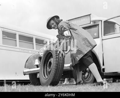 National Service Display auf Clapham Common . Eine Ambulanzfahrerin des Londoner County Council. 17. Juni 1939 Stockfoto