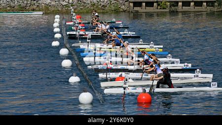 Der Start des C1 Women Senior Langstreckenrennens während der Kanu-Marathon-Weltmeisterschaft 2024 auf dem Fluss Neretva in Metkovic, Kroatien. Stockfoto