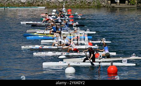 Der Start des C1 Women Senior Langstreckenrennens während der Kanu-Marathon-Weltmeisterschaft 2024 auf dem Fluss Neretva in Metkovic, Kroatien. Stockfoto