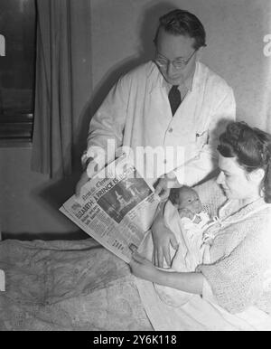 Im Plaistow Nursing Home ( London ) wurde gestern Abend um .10 Uhr ein kleines Mädchen von Mrs. Philp geboren, vier Minuten vor der Geburt des Jungen von Prinzessin Elizabeth. Das kleine Mädchen von Mrs Philp , das 8,5 Pfund wog , wird Janet Elizabeth heißen . Fotoshows : Frau Philp , die Ärztin und Janet Elizabeth lesen die Nachrichten über die Geburt von Prinzessin Elizabeths Baby im Pflegeheim von Plaistow . November 1948 Stockfoto