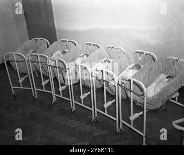 Sieben Babys im Queen Charlotte's Hospital Hammersmith haben ihren Geburtstag mit Prinz Charles, geboren am 14. November 1948 im Buckingham Palace. Nur einer war ein Junge. Das Foto zeigt die sechs jungen Damen, die einen „königlichen“ Geburtstag haben. Von links nach rechts: Marguerita Aird, Sigrid Judge, Mabel Clemens, Yvonne Clarke, Clarise Holt und Mary Edwards Stockfoto