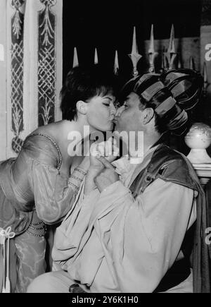 Renate Holm als Blonde und George Stern als Osmin in einer Szene aus Mozarts Oper die Entfuhrung aus dem Serail im Sadler's Wells Theatre, London 2. Oktober 1963 Stockfoto