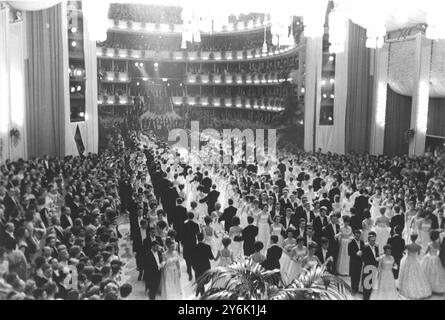 Paare des Jugendkomitees zeigten die Polonaise des österreichischen Komponisten Karl Michael Ziehrer beim Opernball an der Wiener Staatsoper in Österreich . 26. Februar 1963 Stockfoto