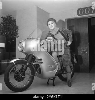 27. Oktober 1965 Model Caroline Woodhouse fährt mit dem James Bond Raketenfeuer Motorrad im London Hilton Hotel. Das Motorrad aus dem neuesten Film „Thunderball“ und der Hosenanzug sind von Christian Dior. ©TopFoto Stockfoto