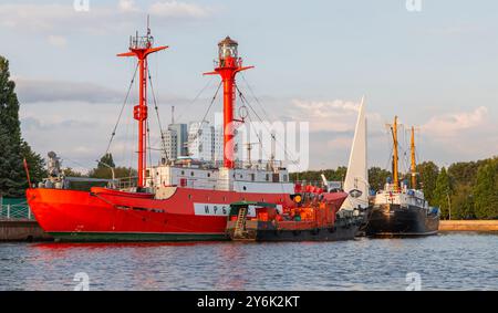 Kaliningrad, Russland - 30. Juli 2021: Das alte Lichtschiff Irbenski liegt im Hafen von Kaliningrad an Stockfoto