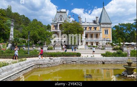 Massandra, Krim - 11. August 2020: Park des Palastes Massandra an einem sonnigen Tag. Der Bau des Palastes wurde ursprünglich von dem französischen Architekten et entworfen Stockfoto