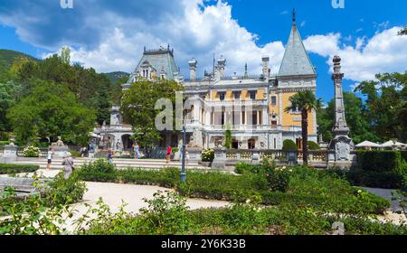 Massandra, Krim - 11. August 2020: Park des Palastes Massandra an einem Sommertag. Der Bau des Palastes wurde ursprünglich vom französischen Architekten E entworfen Stockfoto