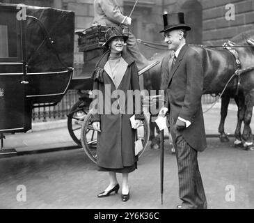 Privater Tag in der Royal Academy of Arts in Burlington House auf Piccadilly, London, England. Sir Samuel und Lady Maud Hoare. 1926 Stockfoto