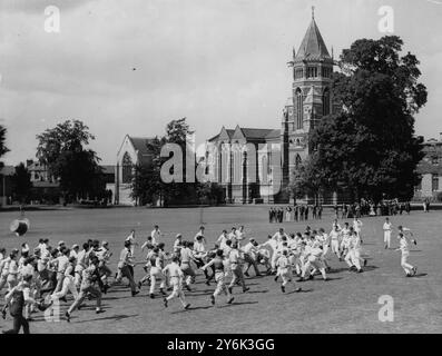 Dreharbeiten von Szenen aus Tom Brown's School Days in der Rugby School Ein allgemeiner Blick auf die heutige Nachstellung des gefeierten ersten Spiels im Hintergrund ist die berühmte Schule am 27. Juli 1950 Stockfoto