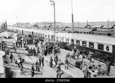 Der Golden Arrow Express : Ein neuer und luxuriöser Pullman-Zug zwischen Paris und Calais . Fahrgast, der den Zug nach der ersten Abfahrt in Calais zum Boot verlässt. 18. September 1926 Stockfoto