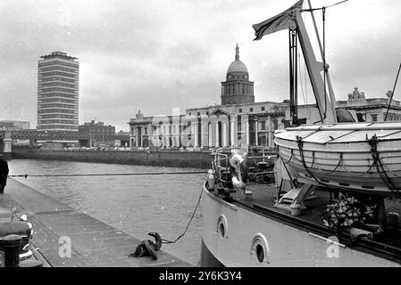 Dublin : im Gegensatz zu den meisten europäischen Gebäuden gibt es in der irischen Hauptstadt nur wenige moderne Gebäude auf der linken Seite . Die Neutralität im Zweiten Weltkrieg verhinderte die Schäden , die den meisten anderen Städten Gelegenheit zur Sanierung gegeben haben . Diese neue Struktur ist die "Liberty Hall " , die im vergangenen Jahr fertiggestellt wurde , der Sitz der Idrish Transport and General Workers union . Es ist Dublins höchstes Gebäude auf der rechten Seite, das Zollhaus aus dem 18. Jahrhundert. 14. Mai 1966 Stockfoto