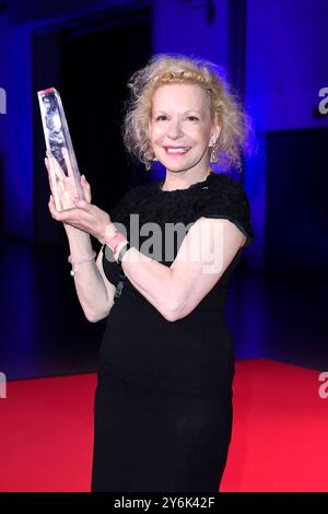 Sunnyi Melles, Gewinnerin und Preistraegerin „beste Schauspielerin“ bei der Verleihung vom „Deutschen Fernsehpreis“ am 25.09.2024 in Köln Stockfoto